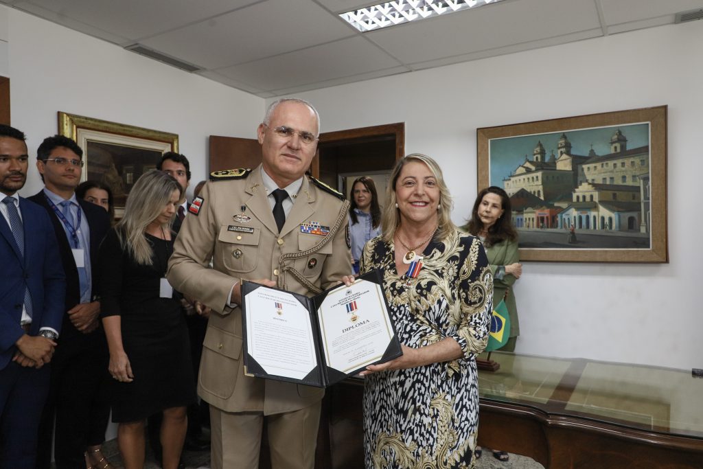 Presidente do TJBA e Desembargadores recebem Medalha do Mérito da Casa Militar do Governador    