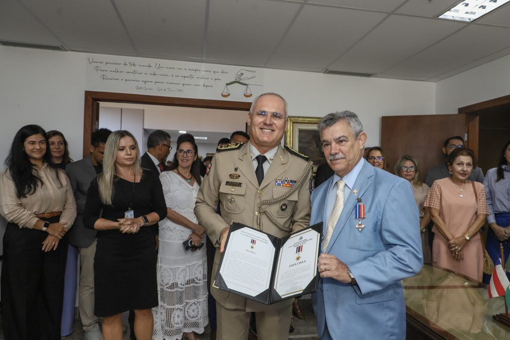 Presidente do TJBA e Desembargadores recebem Medalha do Mérito da Casa Militar do Governador    