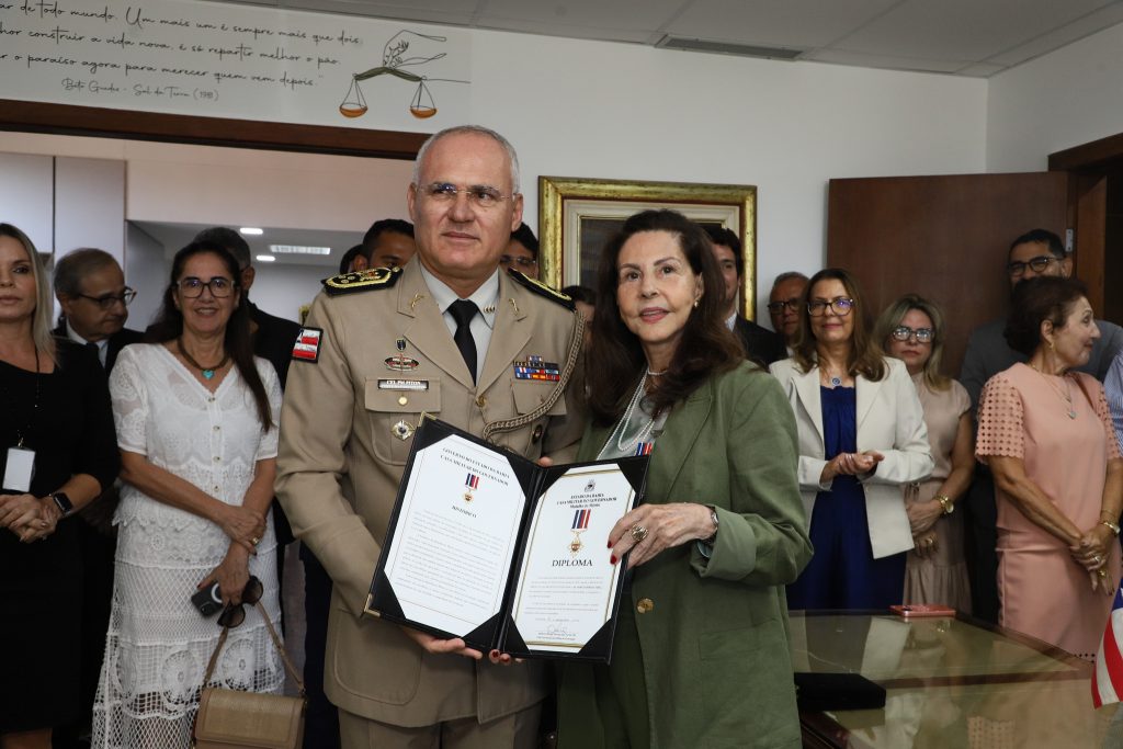 Presidente do TJBA e Desembargadores recebem Medalha do Mérito da Casa Militar do Governador    