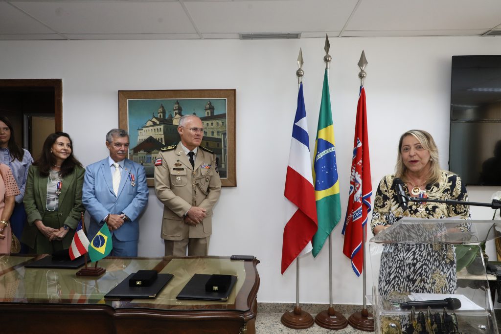 Presidente do TJBA e Desembargadores recebem Medalha do Mérito da Casa Militar do Governador    