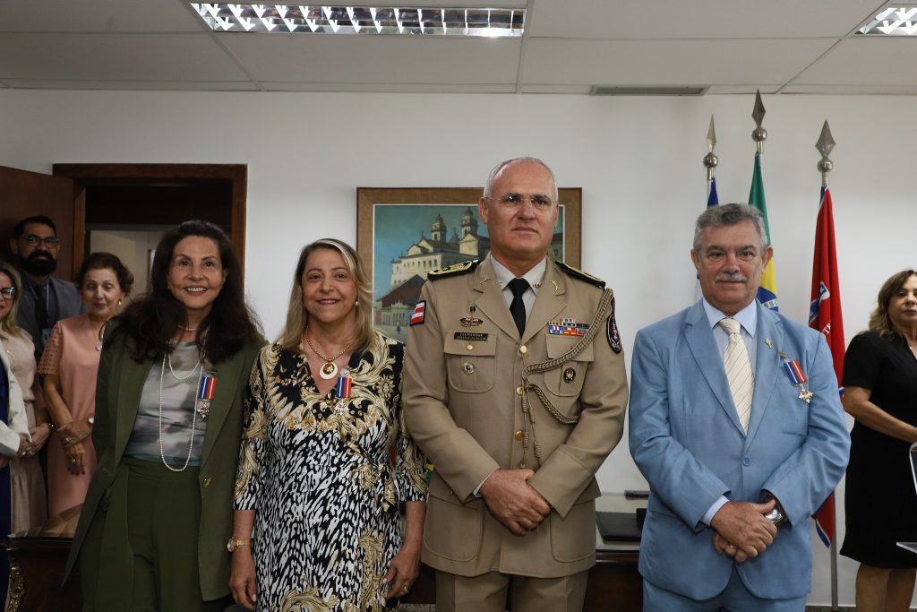 Presidente do TJBA e Desembargadores recebem Medalha do Mérito da Casa Militar do Governador    