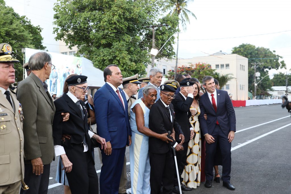 Doze Desembargadores são agraciados com a Medalha comemorativa dos 200 anos da Polícia Militar da Bahia    