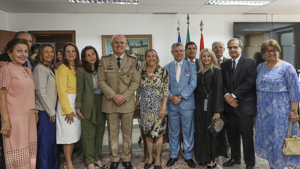 Presidente do TJBA e Desembargadores recebem Medalha do Mérito da Casa Militar do Governador    