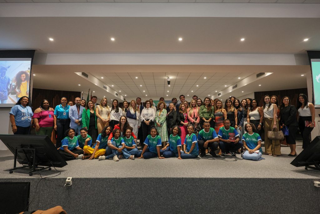 “Novos Lares, Novos Olhares”: adolescentes participam de aula magna e cartórios assinam termo de compromisso para contratação dos jovens