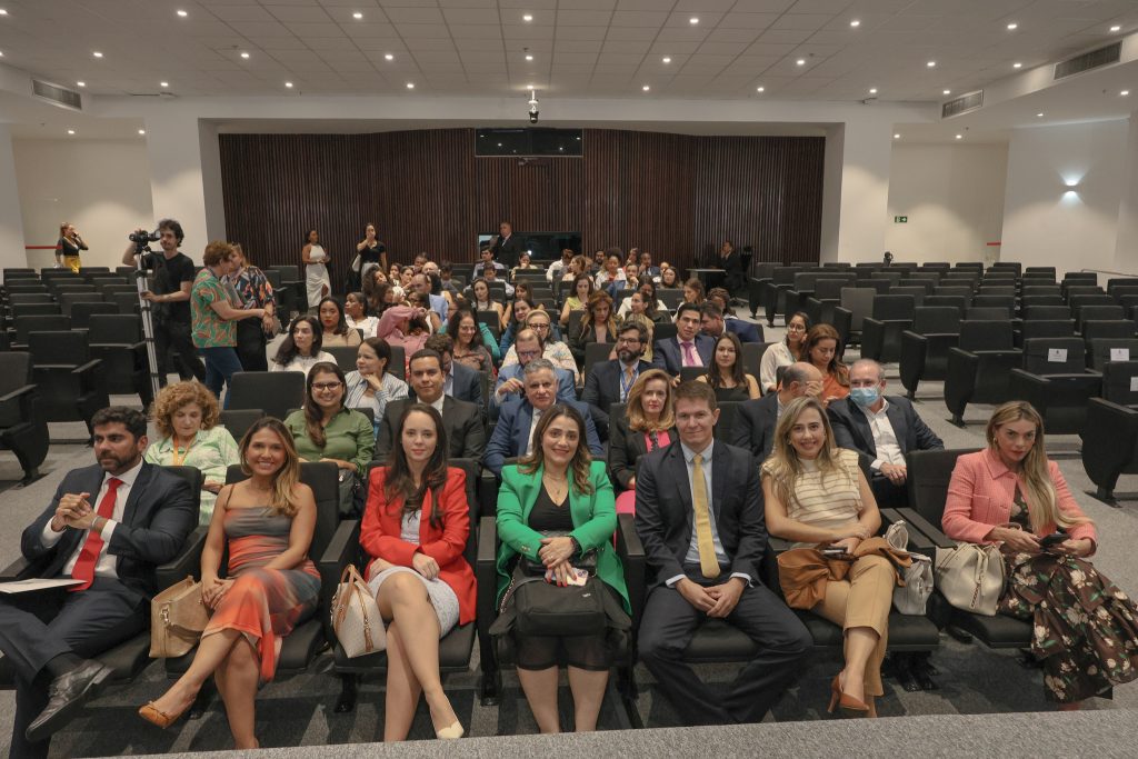 “Novos Lares, Novos Olhares”: adolescentes participam de aula magna e cartórios assinam termo de compromisso para contratação dos jovens