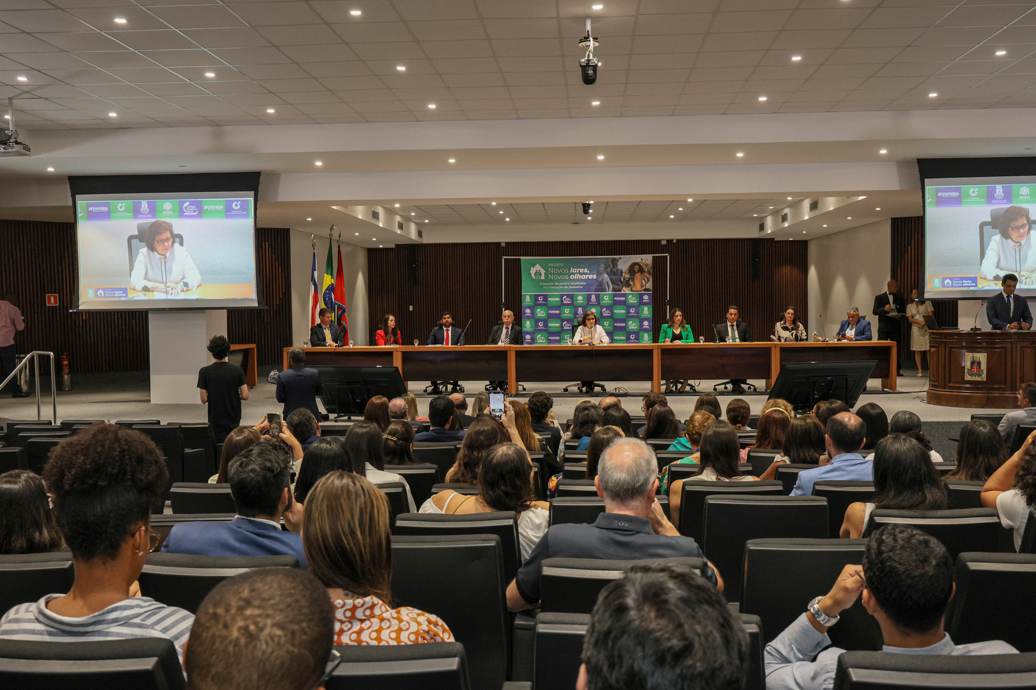 “Novos Lares, Novos Olhares”: adolescentes participam de aula magna e cartórios assinam termo de compromisso para contratação dos jovens    