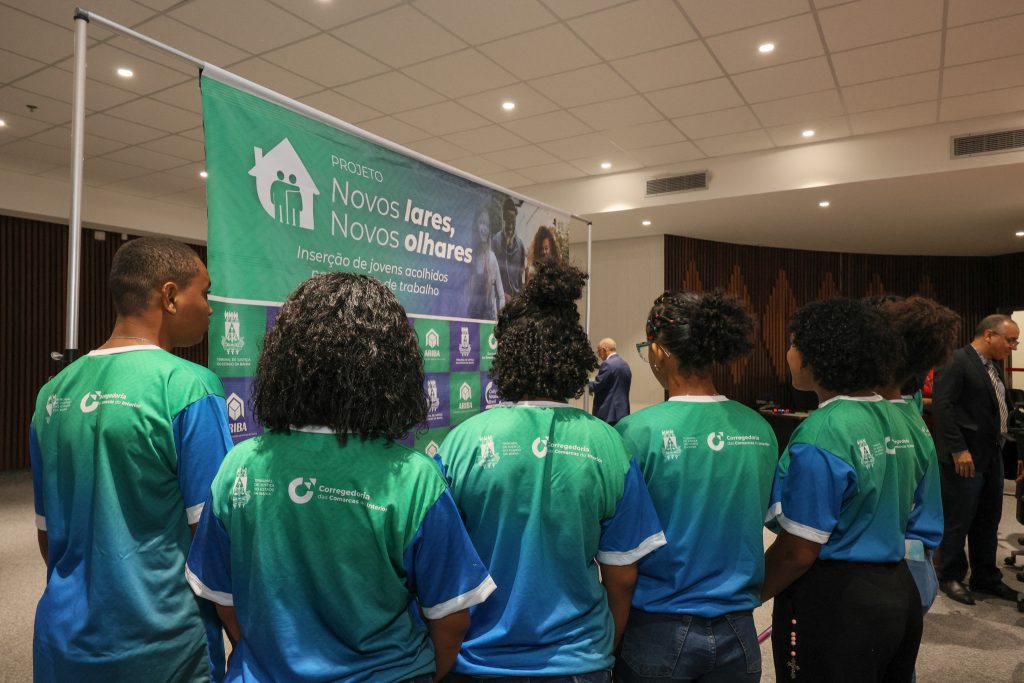 “Novos Lares, Novos Olhares”: adolescentes participam de aula magna e cartórios assinam termo de compromisso para contratação dos jovens