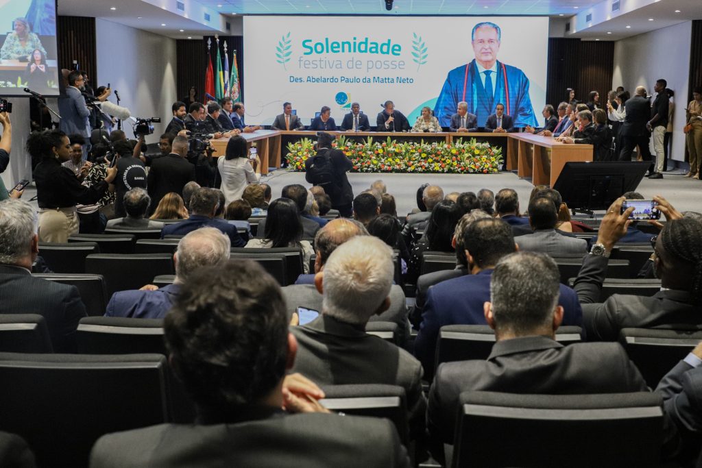 Desembargador do TJBA Abelardo da Matta toma posse para novo mandato como Presidente do TRE-BA    