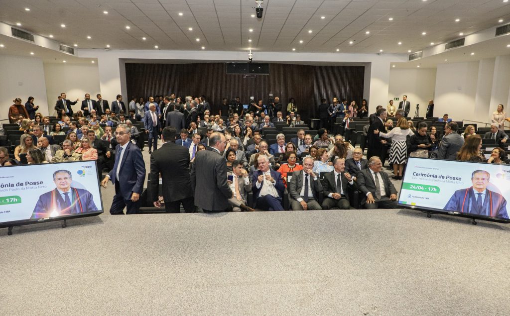 Desembargador do TJBA Abelardo da Matta toma posse para novo mandato como Presidente do TRE-BA    
