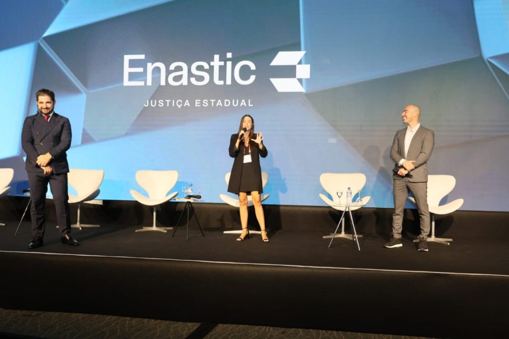 Desembargadora Presidente Cynthia Resende palestra sobre os “Desafios da Gestão com a IA Acessível e Onipresente” durante o segundo dia do Enastic em Salvador   