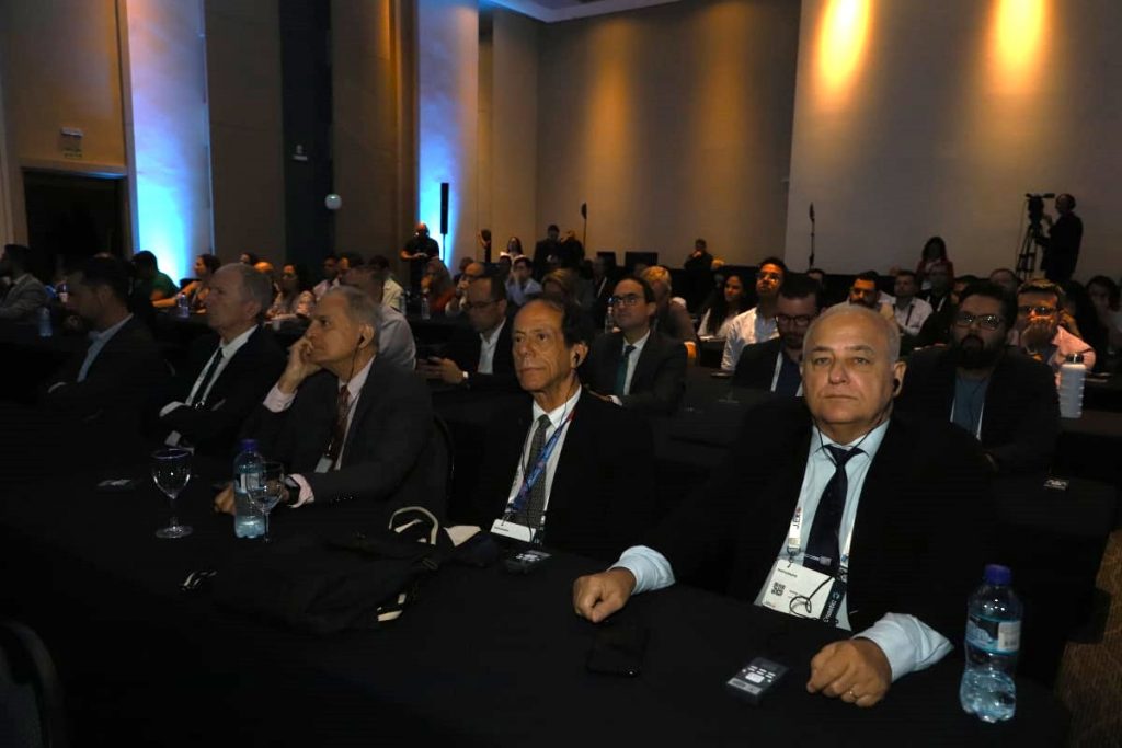 Desembargadora Presidente Cynthia Resende palestra sobre os “Desafios da Gestão com a IA Acessível e Onipresente” durante o segundo dia do Enastic em Salvador   