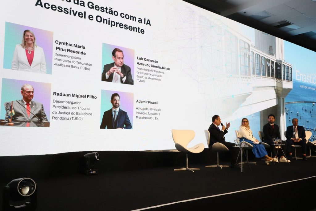 Desembargadora Presidente Cynthia Resende palestra sobre os “Desafios da Gestão com a IA Acessível e Onipresente” durante o segundo dia do Enastic em Salvador   