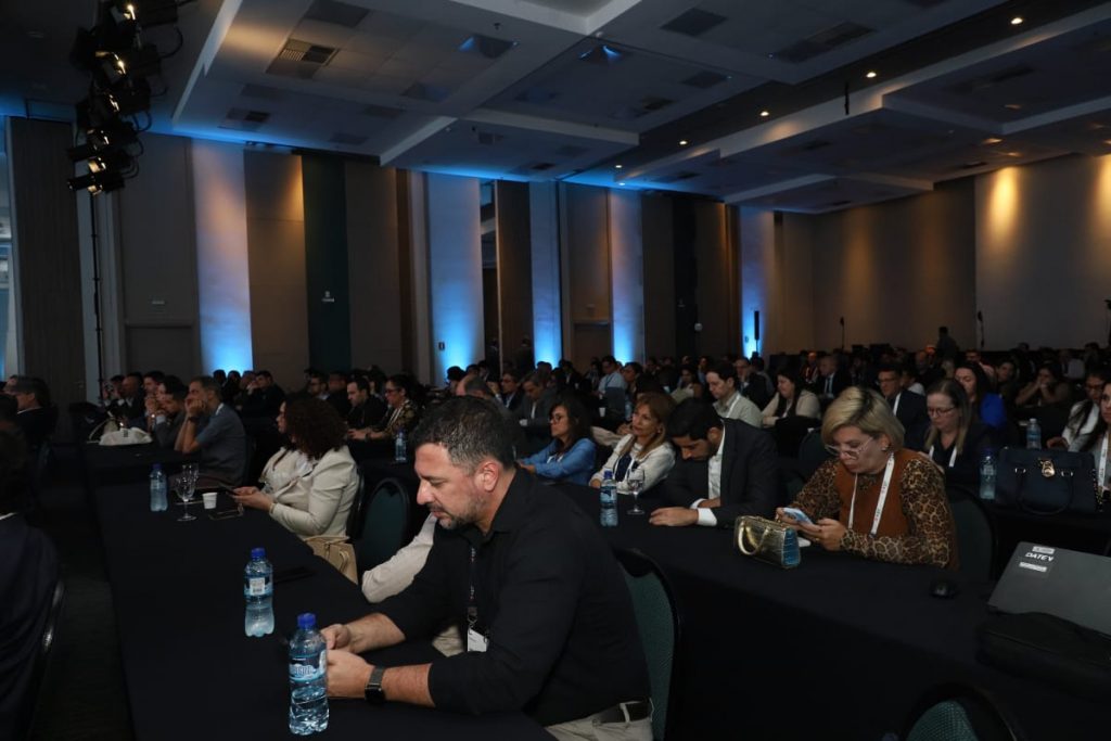 Desembargadora Presidente Cynthia Resende palestra sobre os “Desafios da Gestão com a IA Acessível e Onipresente” durante o segundo dia do Enastic em Salvador   