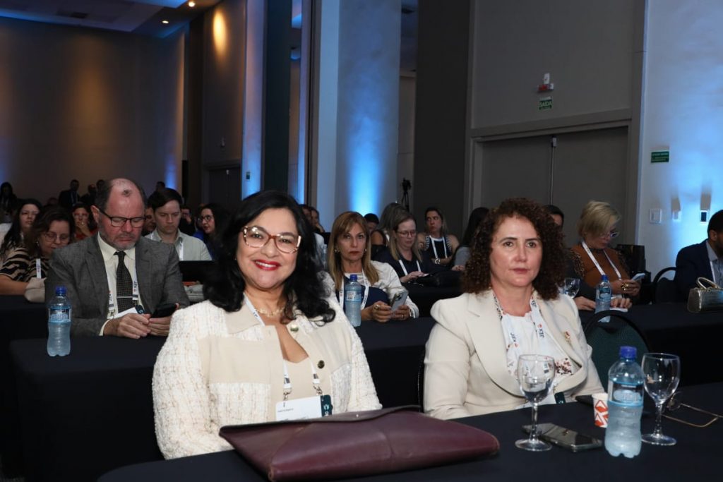 Desembargadora Presidente Cynthia Resende palestra sobre os “Desafios da Gestão com a IA Acessível e Onipresente” durante o segundo dia do Enastic em Salvador   