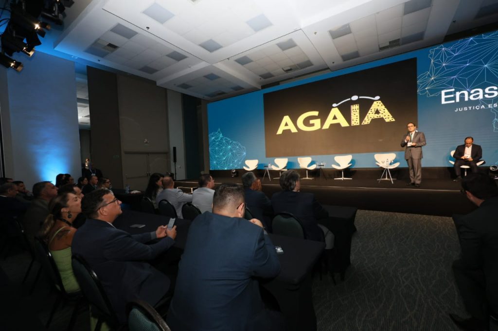 Desembargadora Presidente Cynthia Resende palestra sobre os “Desafios da Gestão com a IA Acessível e Onipresente” durante o segundo dia do Enastic em Salvador   