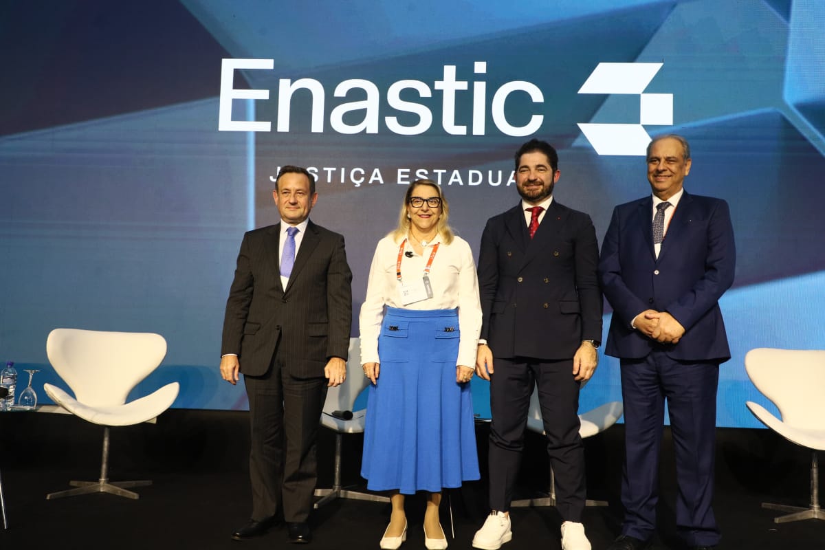 Desembargadora Presidente Cynthia Resende palestra sobre os “Desafios da Gestão com a IA Acessível e Onipresente” durante o segundo dia do Enastic em Salvador   