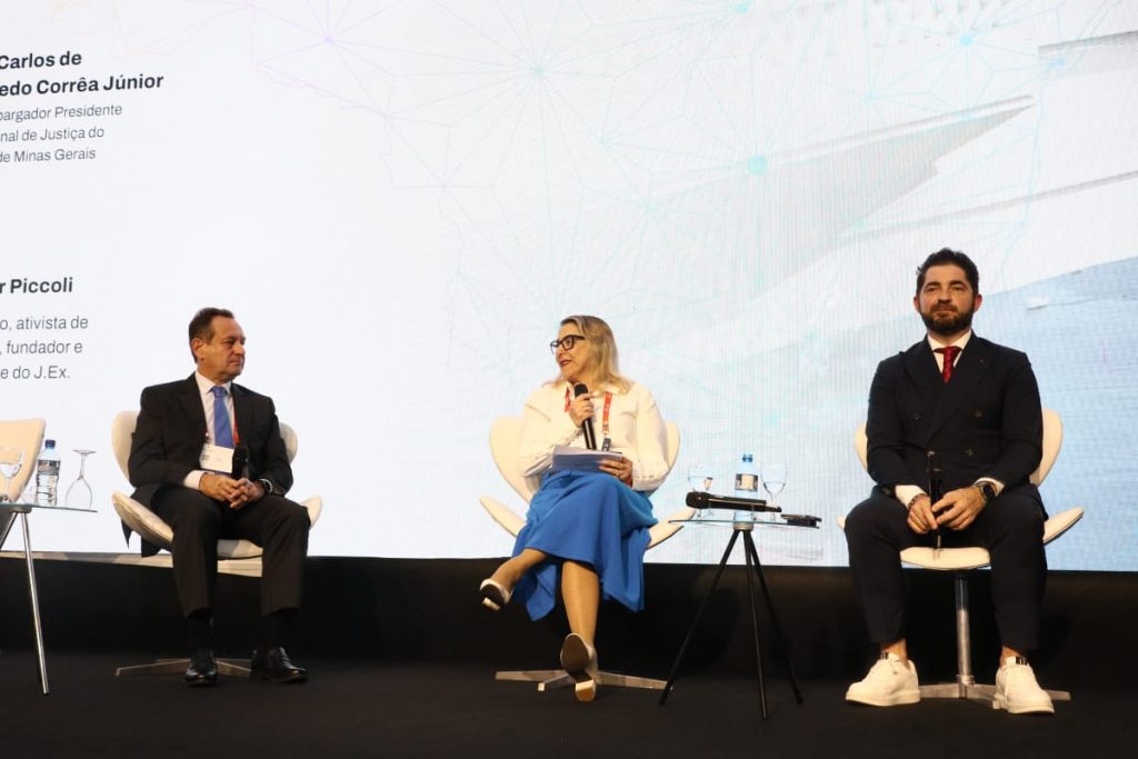 Desembargadora Presidente Cynthia Resende palestra sobre os “Desafios da Gestão com a IA Acessível e Onipresente” durante o segundo dia do Enastic em Salvador   