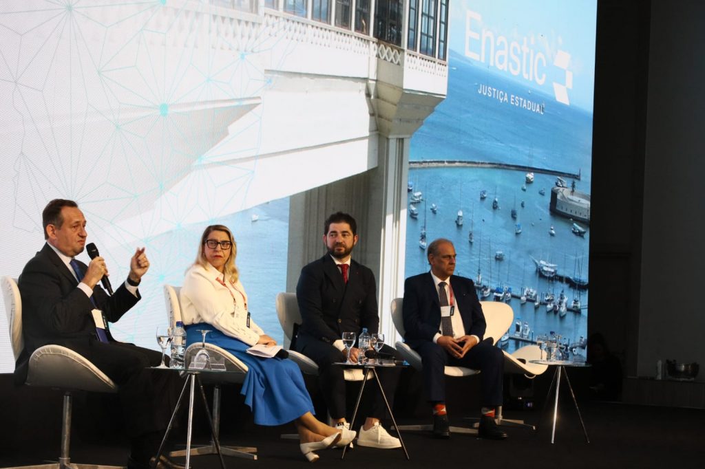 Desembargadora Presidente Cynthia Resende palestra sobre os “Desafios da Gestão com a IA Acessível e Onipresente” durante o segundo dia do Enastic em Salvador   