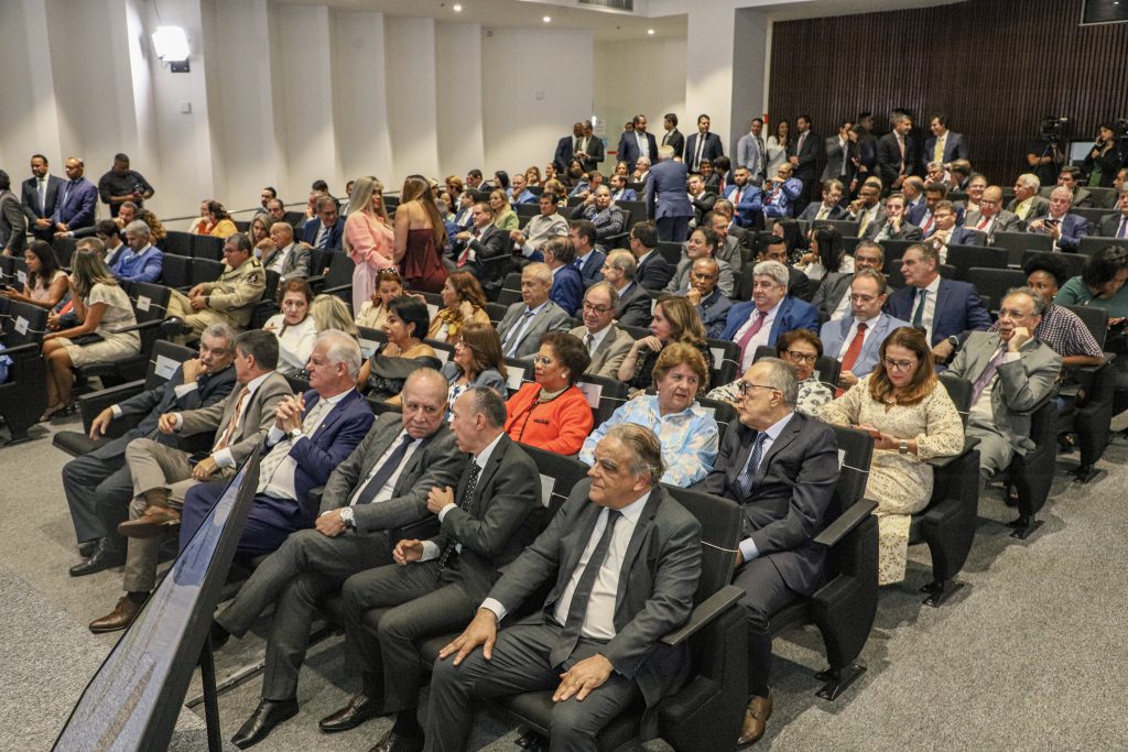 Desembargador do TJBA Abelardo da Matta toma posse para novo mandato como Presidente do TRE-BA    