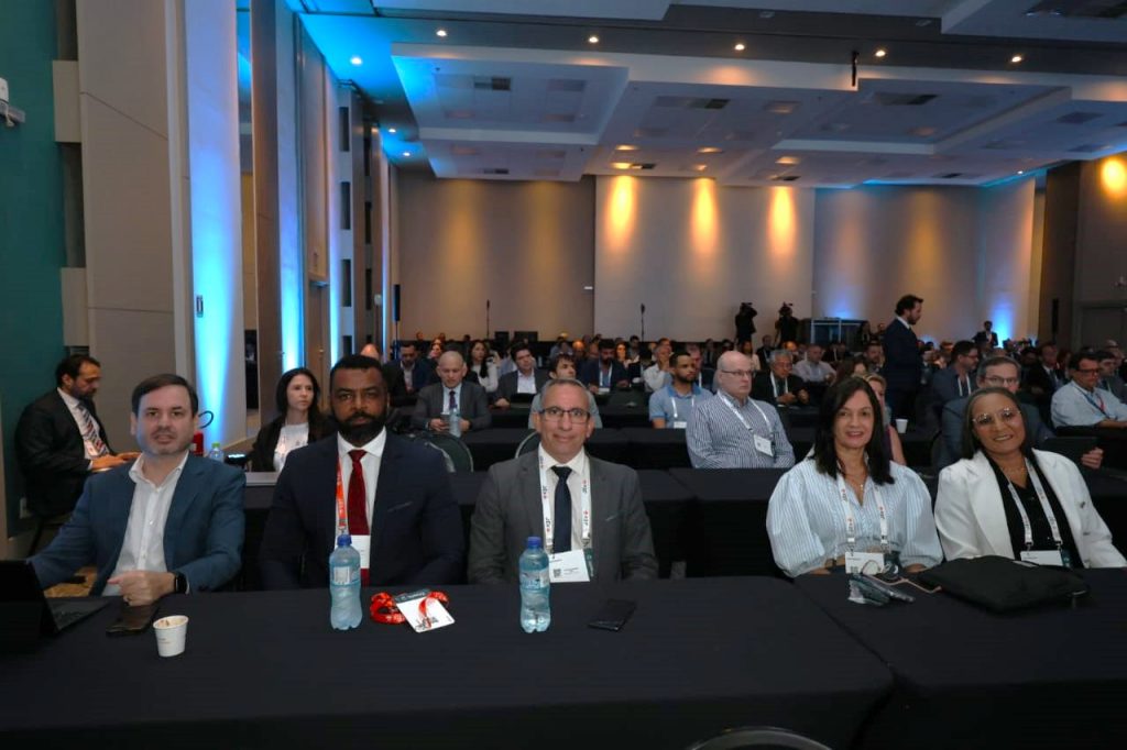 Desembargadora Presidente Cynthia Resende palestra sobre os “Desafios da Gestão com a IA Acessível e Onipresente” durante o segundo dia do Enastic em Salvador   