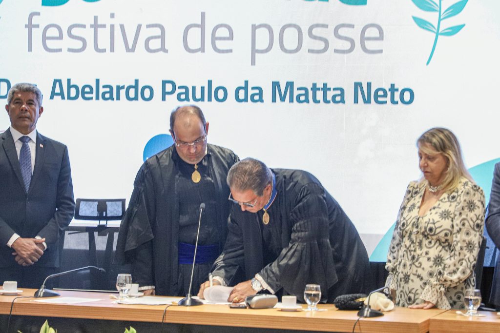 Desembargador do TJBA Abelardo da Matta toma posse para novo mandato como Presidente do TRE-BA    