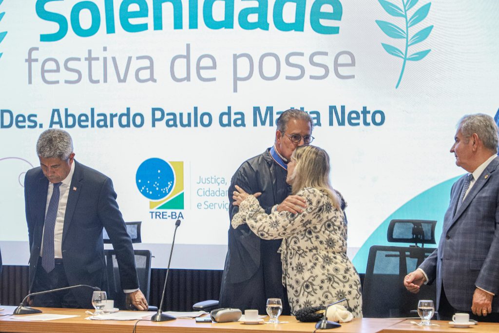 Desembargador do TJBA Abelardo da Matta toma posse para novo mandato como Presidente do TRE-BA    