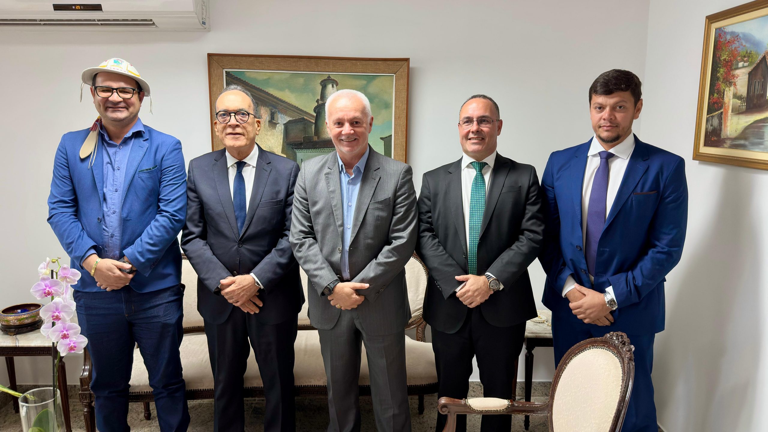 Presidente em exercício do TJBA recebe comitiva do Município de Várzea da Roça   