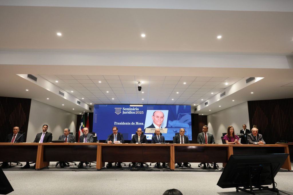 Presidente em exercício do TJBA abre o Seminário Perspectivas Jurídicas sobre Relações Comerciais, com presença do Vice-Presidente do STJ: “debate jurídico de alto nível”   