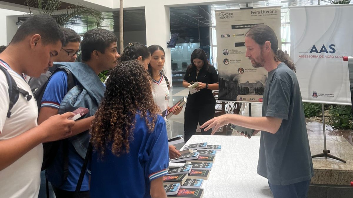 TJBA recebe estudantes de Aporá e promove doação de livros durante a Semana da Memória    