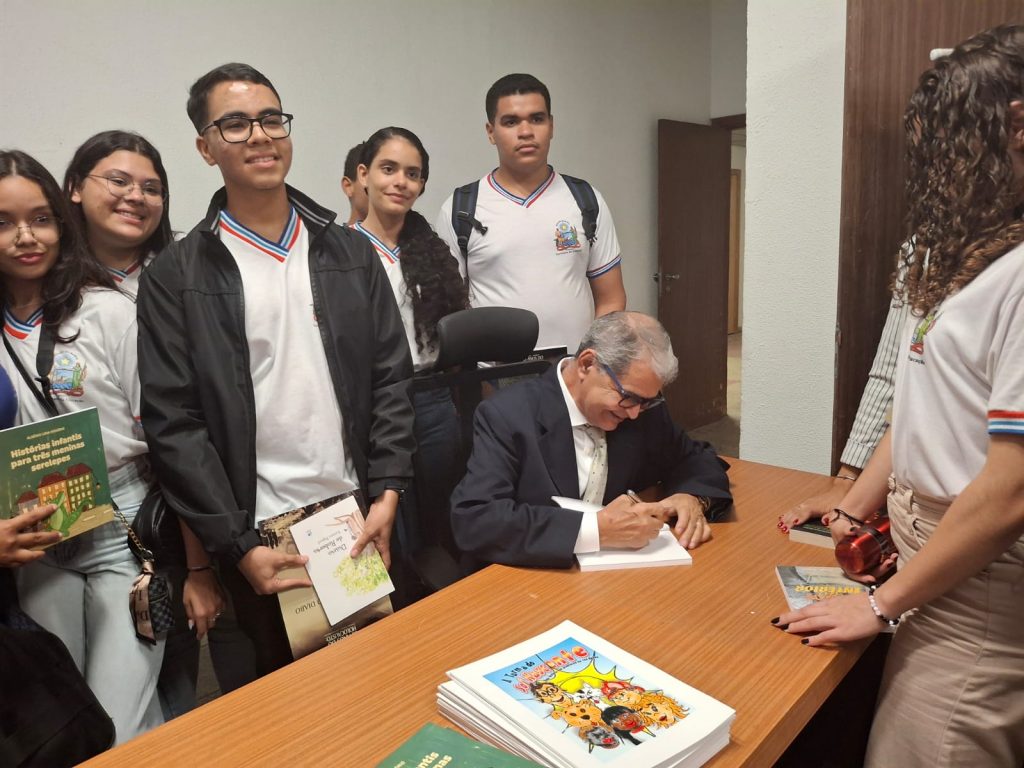 TJBA recebe estudantes de Aporá e promove doação de livros durante a Semana da Memória    