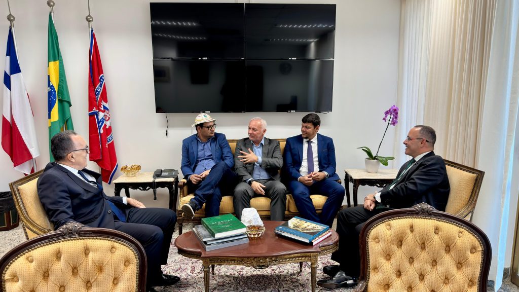 Presidente em exercício do TJBA recebe comitiva do Município de Várzea da Roça