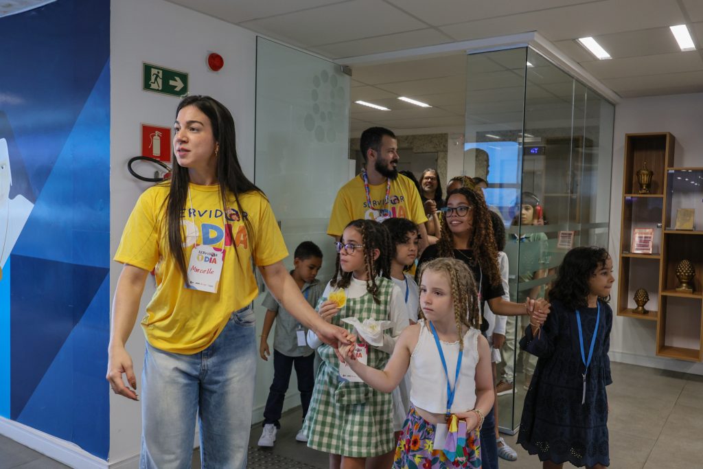 TJBA recebe pequenos(as) servidores(as) para mais uma edição do “Servidor por 1 Dia”, no seu edifício-sede, em Salvador    