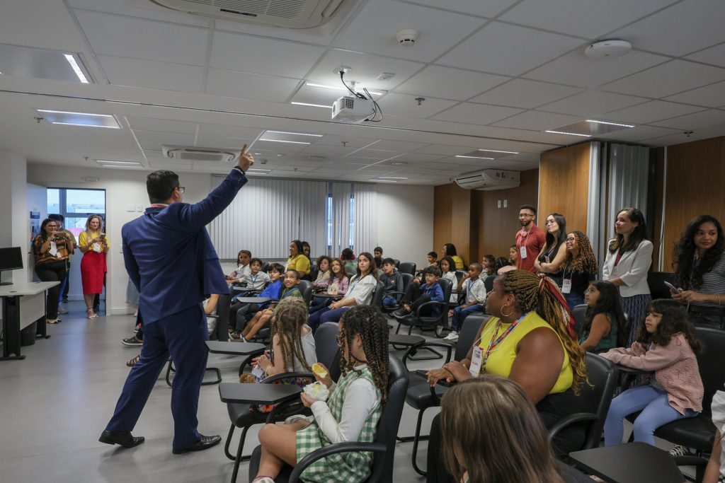 TJBA recebe pequenos(as) servidores(as) para mais uma edição do “Servidor por 1 Dia”, no seu edifício-sede, em Salvador    