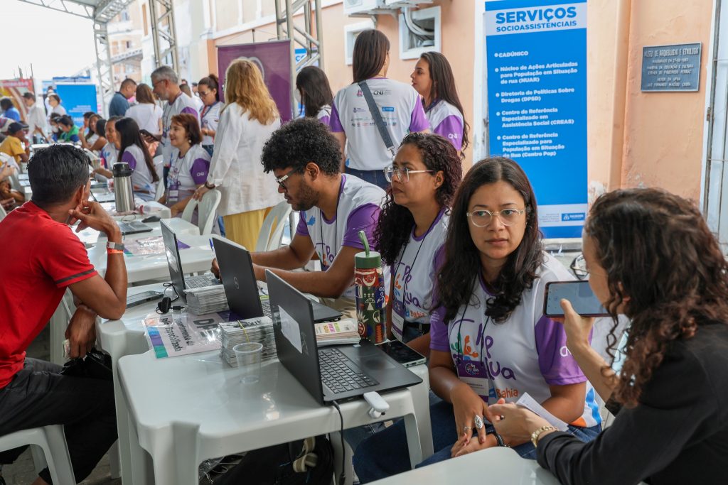 Primeiro dia do Mutirão PopRuaJud Bahia realiza mais de 800 atendimentos voltados à população em situação de rua   