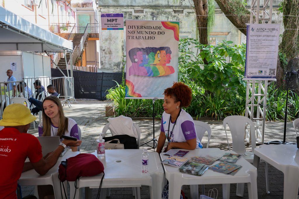 Primeiro dia do Mutirão PopRuaJud Bahia realiza mais de 800 atendimentos voltados à população em situação de rua   
