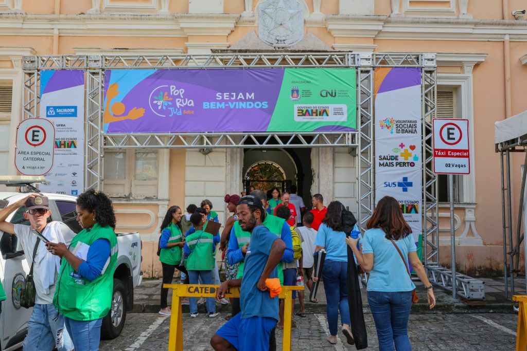 Primeiro dia do Mutirão PopRuaJud Bahia realiza mais de 800 atendimentos voltados à população em situação de rua   
