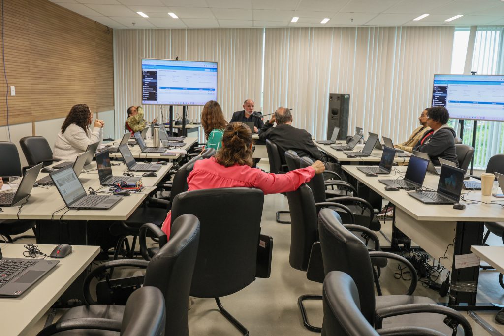 Servidores participam de capacitação para uso do novo sistema de gestão eletrônica dos processos administrativos; ferramenta substituirá o SIGA