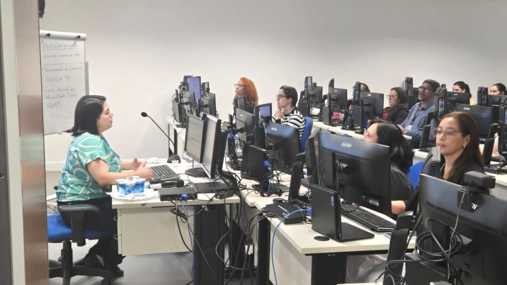 Servidores participam de capacitação para uso do novo sistema de gestão eletrônica dos processos administrativos; ferramenta substituirá o SIGA