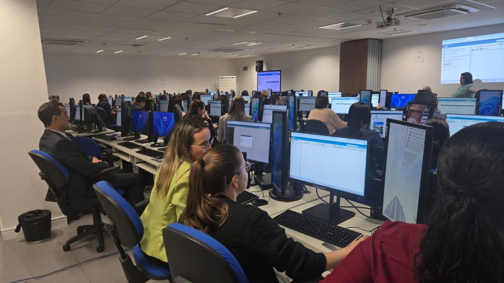 Servidores participam de capacitação para uso do novo sistema de gestão eletrônica dos processos administrativos; ferramenta substituirá o SIGA