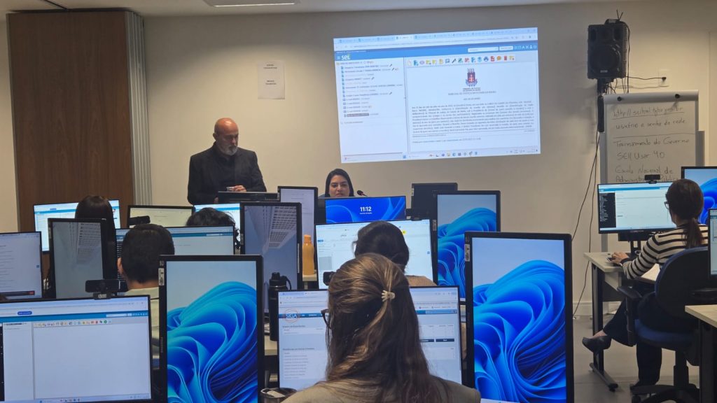 Servidores participam de capacitação para uso do novo sistema de gestão eletrônica dos processos administrativos; ferramenta substituirá o SIGA