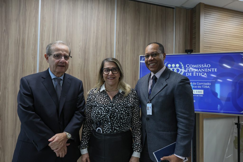 Presidente Cynthia Resende instala a Comissão Permanente de Ética do TJBA; cerimônia contou com lançamentos da Cartilha e do Canal de denúncia     