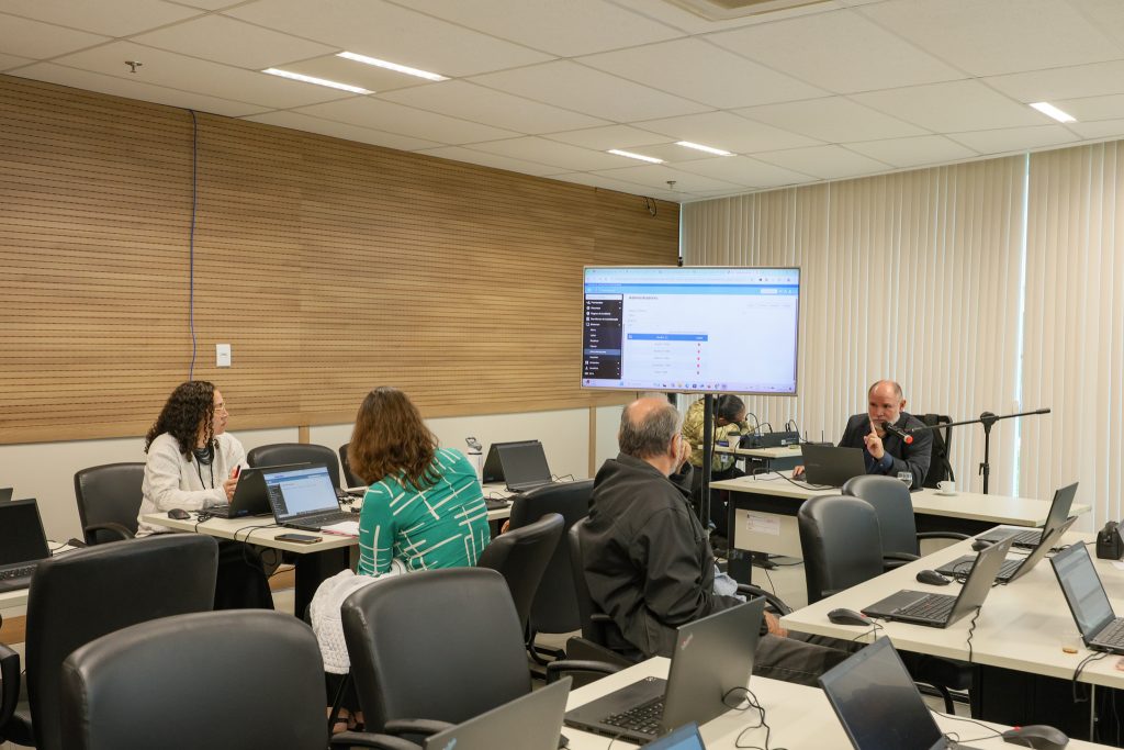 Servidores participam de capacitação para uso do novo sistema de gestão eletrônica dos processos administrativos; ferramenta substituirá o SIGA