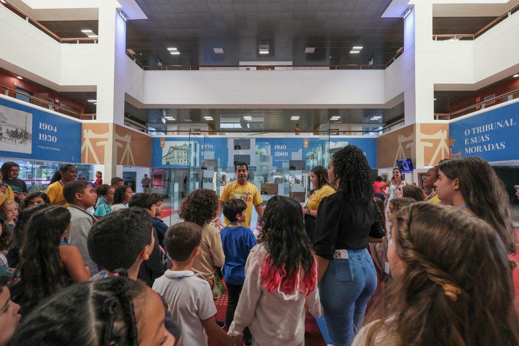 TJBA recebe pequenos(as) servidores(as) para mais uma edição do “Servidor por 1 Dia”, no seu edifício-sede, em Salvador    