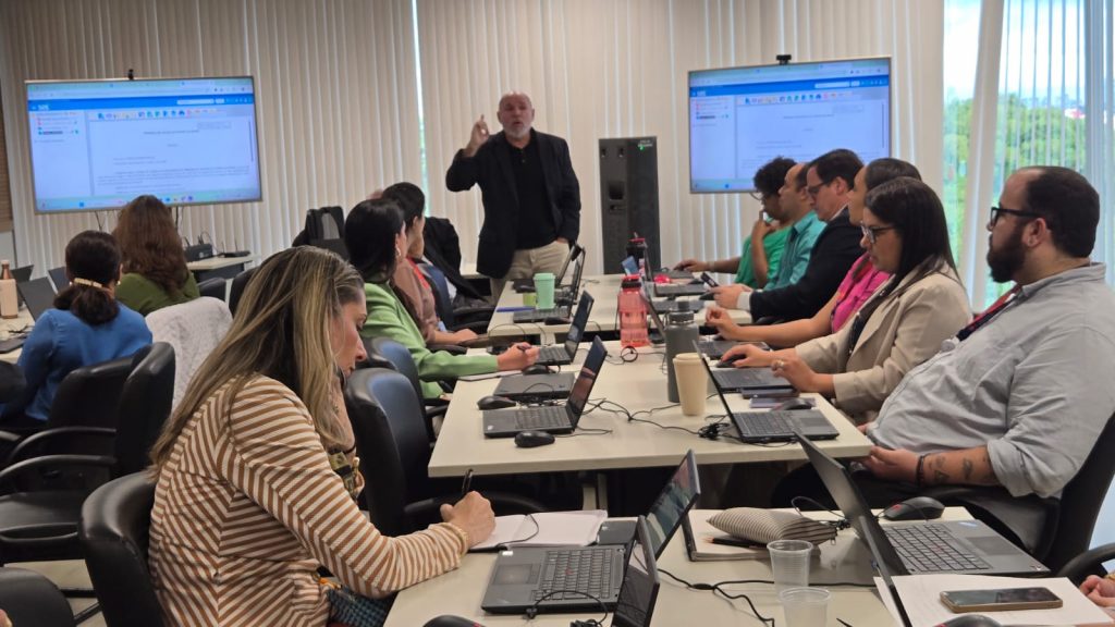 Servidores participam de capacitação para uso do novo sistema de gestão eletrônica dos processos administrativos; ferramenta substituirá o SIGA