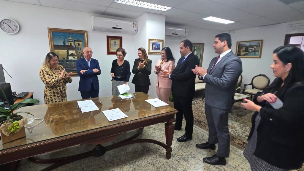TJBA e Prefeitura de Feira de Santana assinam termo para implantar o 1º Laboratório Jurídico do Judiciário baiano; acordo vai ampliar possibilidades de estágio para estudantes de Direito   