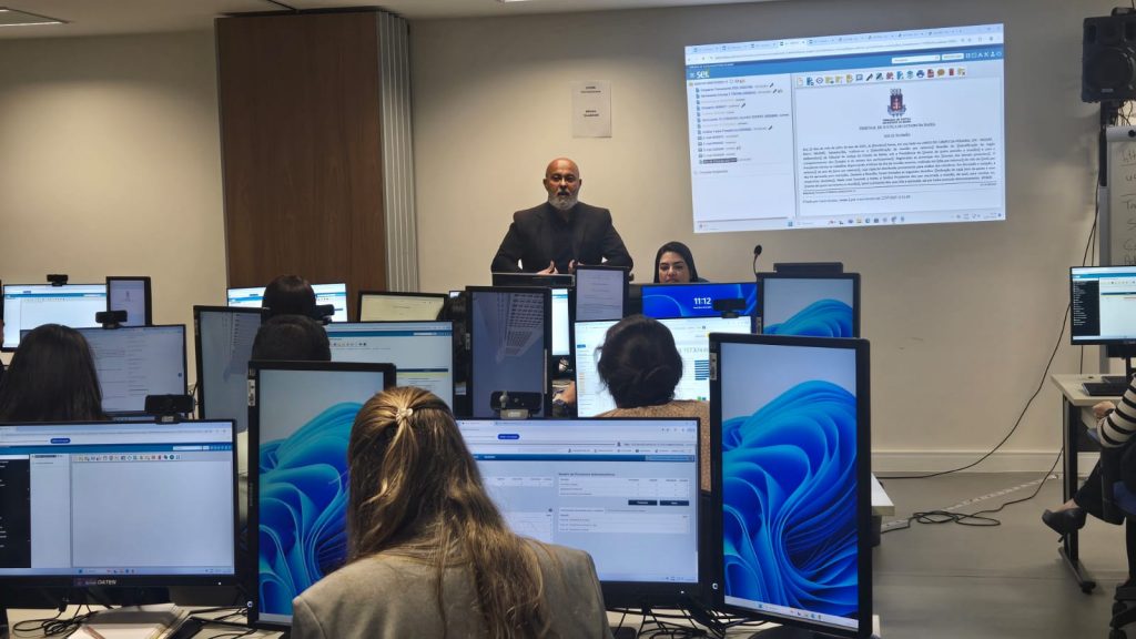 Servidores participam de capacitação para uso do novo sistema de gestão eletrônica dos processos administrativos; ferramenta substituirá o SIGA
