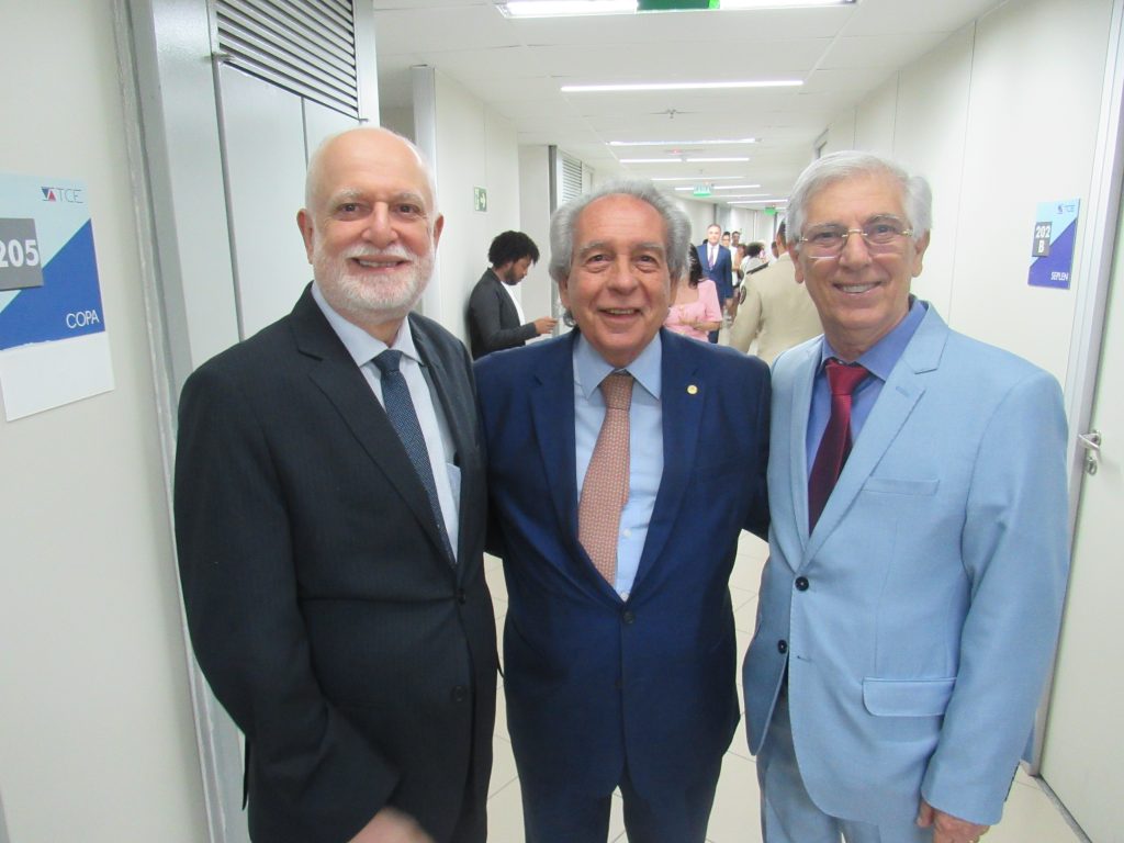 Desembargador Nilson Castelo Branco prestigia cerimônia de entrega da Medalha do Mérito Ruy Barbosa ao Conselheiro Antônio Honorato de Castro Neto    