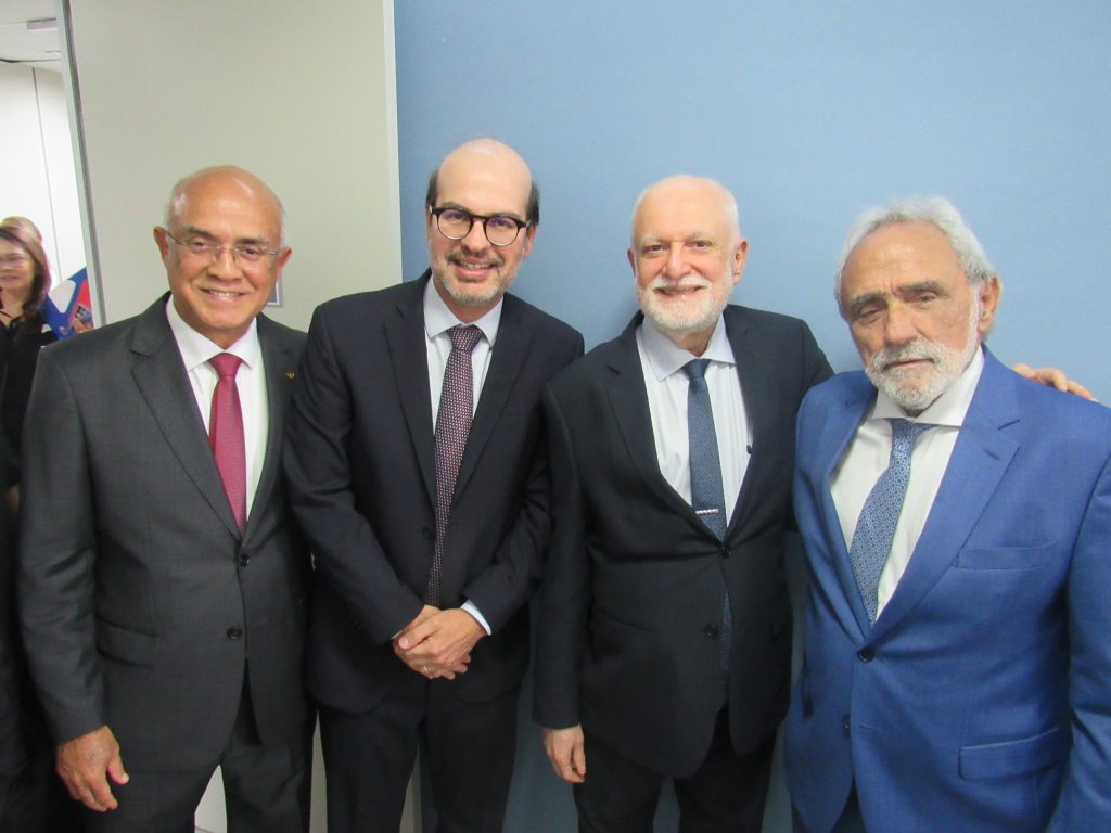 Desembargador Nilson Castelo Branco prestigia cerimônia de entrega da Medalha do Mérito Ruy Barbosa ao Conselheiro Antônio Honorato de Castro Neto    