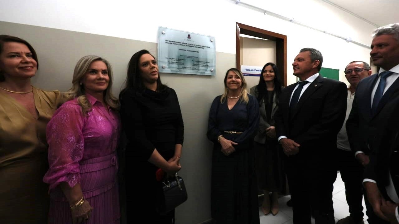 Presidente do TJBA instala 1ª Vara de Família em Guanambi; Câmara Municipal entrega títulos de cidadania à Desembargadora Cynthia Resende e ao Juiz Gustavo Teles   