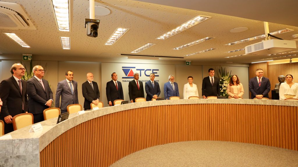 Desembargador Nilson Castelo Branco prestigia cerimônia de entrega da Medalha do Mérito Ruy Barbosa ao Conselheiro Antônio Honorato de Castro Neto    